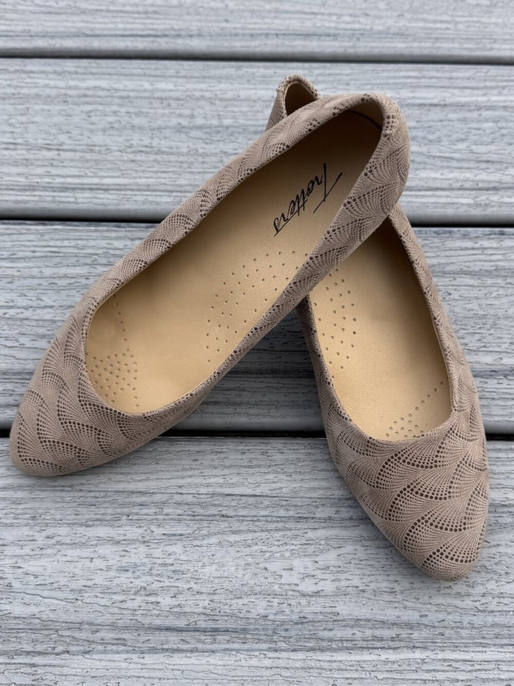 Trotters Kiera Taupe Micro-Suede Wave Pattern Kitten Heel Pumps Size 7WW